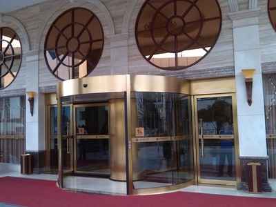 旋轉(zhuǎn)門首選廣東堅鋒JFMY，覆蓋華南所有城市售后服務(wù)無憂